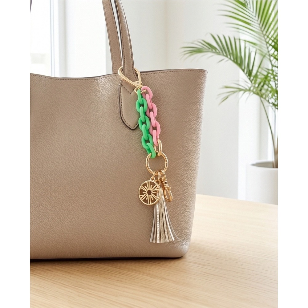 Lilly Pulitzer Keychain Spearmint Green Conch Shell Pink Resin Link Tassel New - Picture 3 of 7